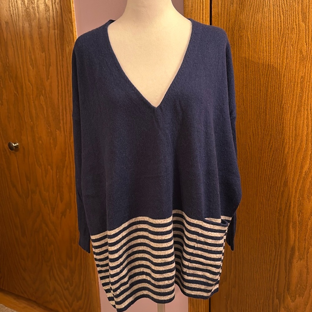 Vineyard Vines size medium blue sweater.